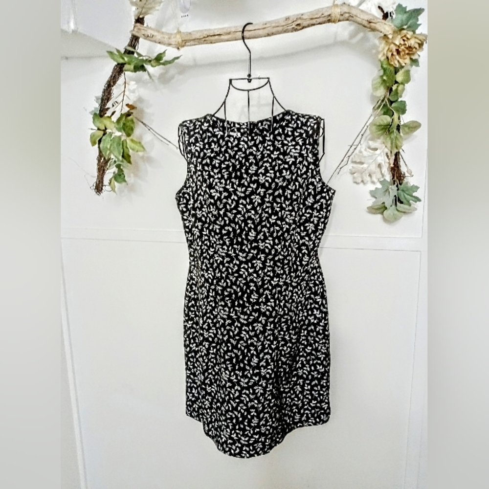 Dress Barn Women's Black and White Floral Leaf Sleeveless Sheath Dress